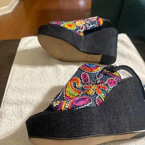 Stuart Weitzman Platform Sandals. - Picture 9 of 10